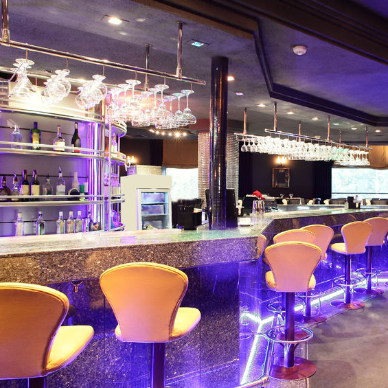 Moonies Resort Bar and Grill : Resort Hotel in Climax Springs